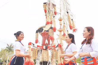 Nghệ thuật trang trí cây nêu của người Co ở Quảng Ngãi là di sản văn hóa phi vật thể quốc gia.