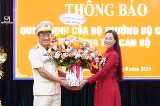 Đồng chí Bùi Thị Quỳnh Vân, Ủy viên Trung ương Đảng, Bí thư Tỉnh ủy, Chủ tịch Hội đồng nhân dân tỉnh Quảng Ngãi tặng hoa chúc mừng Đại tá Hồ Song Ân được điều động, giữ chức vụ Giám đốc Công an tỉnh Quảng Ngãi.