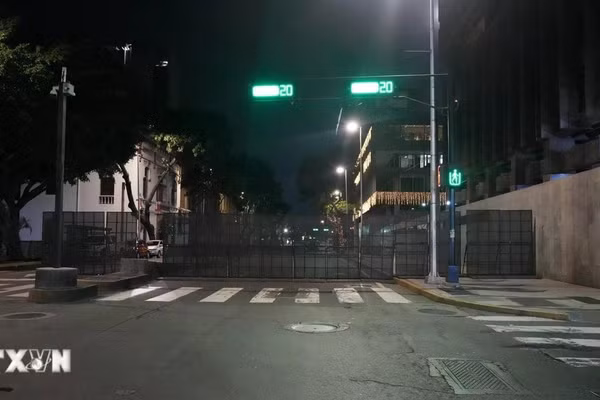 An ninh được tăng cường tại khu vực gần Dinh Tổng thống Venezuela ở Thủ đô Caracas, ngày 3/1/2026. (Ảnh: THX/TTXVN)