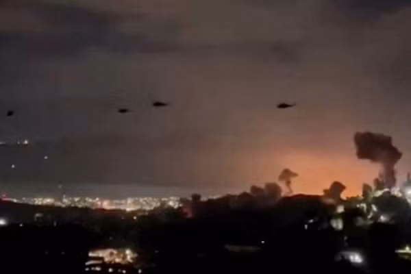 Trực thăng bay qua khu vực khói bốc lên từ loạt vụ nổ ở Thủ đô Caracas, Venezuela, ngày 3/1/2026. (Ảnh: TTXVN)