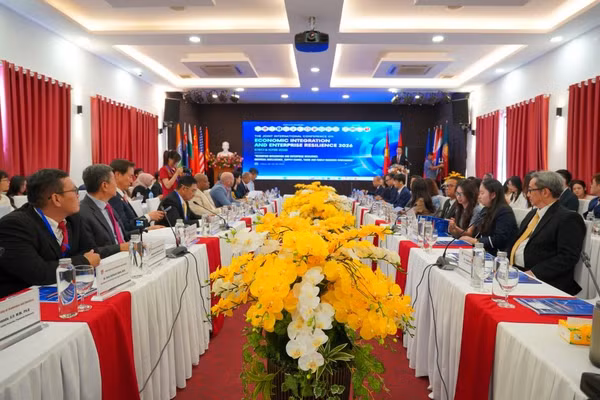 Hội thảo "Định hình lại quá trình hội nhập và khả năng chống chịu của doanh nghiệp: trí tuệ nhân tạo, chuỗi cung ứng, thương mại và quản trị doanh nghiệp gia đình” được tổ chức tại Hà Nội. (Ảnh: PV)