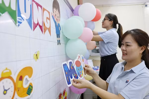 Các cô giáo tất bật trang trí lớp học. (Ảnh: ĐẠI THẮNG)