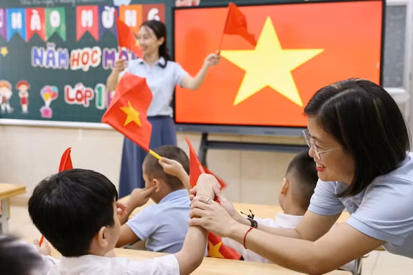 Giáo viên hướng dẫn học sinh tại Trường tiểu học Bình Minh, Hà Nội (Ảnh: ĐẠI THẮNG)