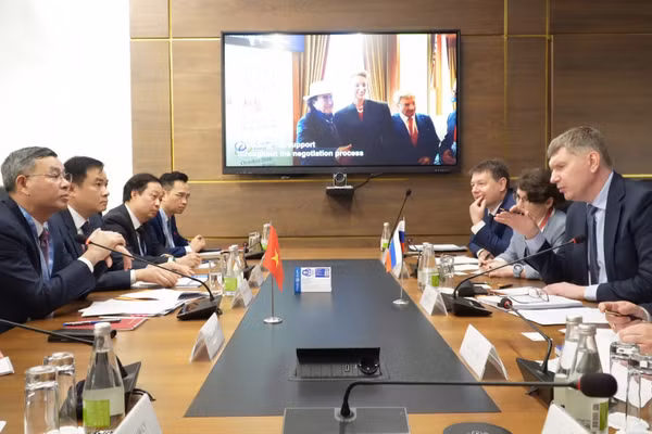 Bộ trưởng Tài chính Việt Nam Ngô Văn Tuấn và Bộ trưởng Bộ Phát triển kinh tế Liên bang Nga Maxim Reshetnikov tại buổi làm việc thuộc Chương trình Kết nối Đầu tư và Kinh doanh Việt Nam-Liên bang Nga.