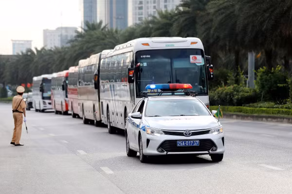 Chiến sĩ Công an Hà Nội điều tiết giao thông, tổ chức dẫn đoàn trên các tuyến đường phục vụ Đại hội