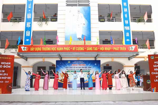 Các thầy, cô giáo chào đón học sinh khối 6. (Ảnh: ĐẠI THẮNG)