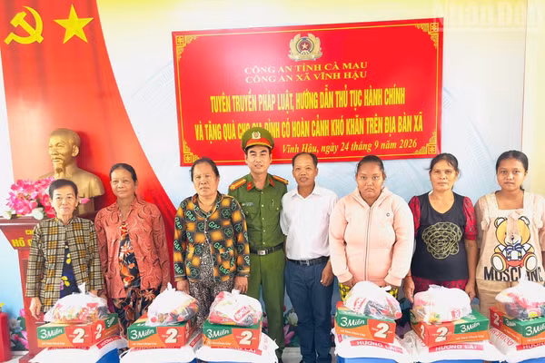 Đại diện lãnh đạo Công an xã Vĩnh Hậu và Bí thư Chi bộ ấp Vĩnh Thạnh (xã Vĩnh Hậu) tại buổi tuyên truyền pháp luật, hướng dẫn thủ tục hành chính và tặng gạo gia đình có hoàn cảnh khó khăn trên địa bàn ấp Vĩnh Thạnh, chiều 24/9/2026. (Ảnh CTV)