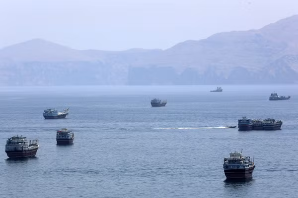 Tàu thuyền di chuyển trên eo biển Hormuz, gần thị trấn Khasab, miền bắc Oman ngày 20/6/2026. (Ảnh: IRNA, THX/TTXVN)