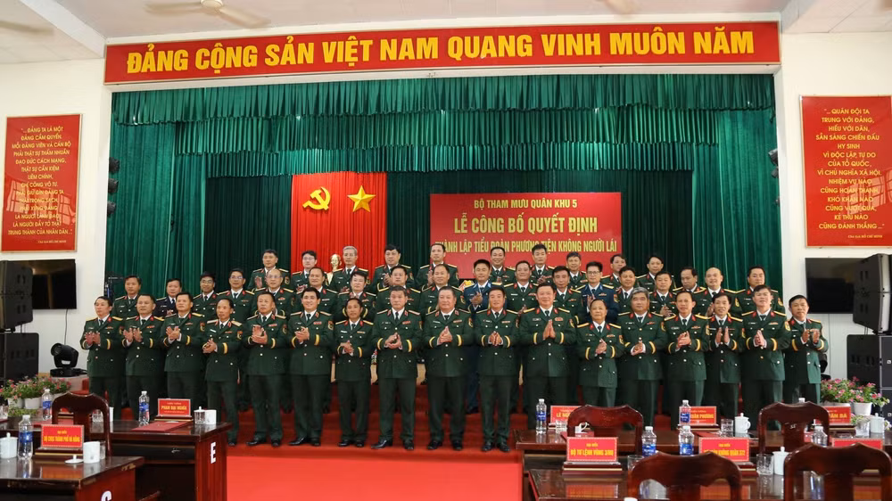 Các đại biểu tại buổi lễ.