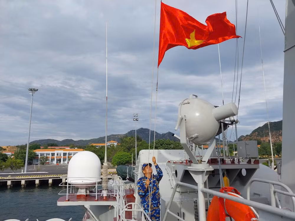 2-thuc-hien-noi-dung-treo-quoc-ky-tren-tau-hai-quan.jpg