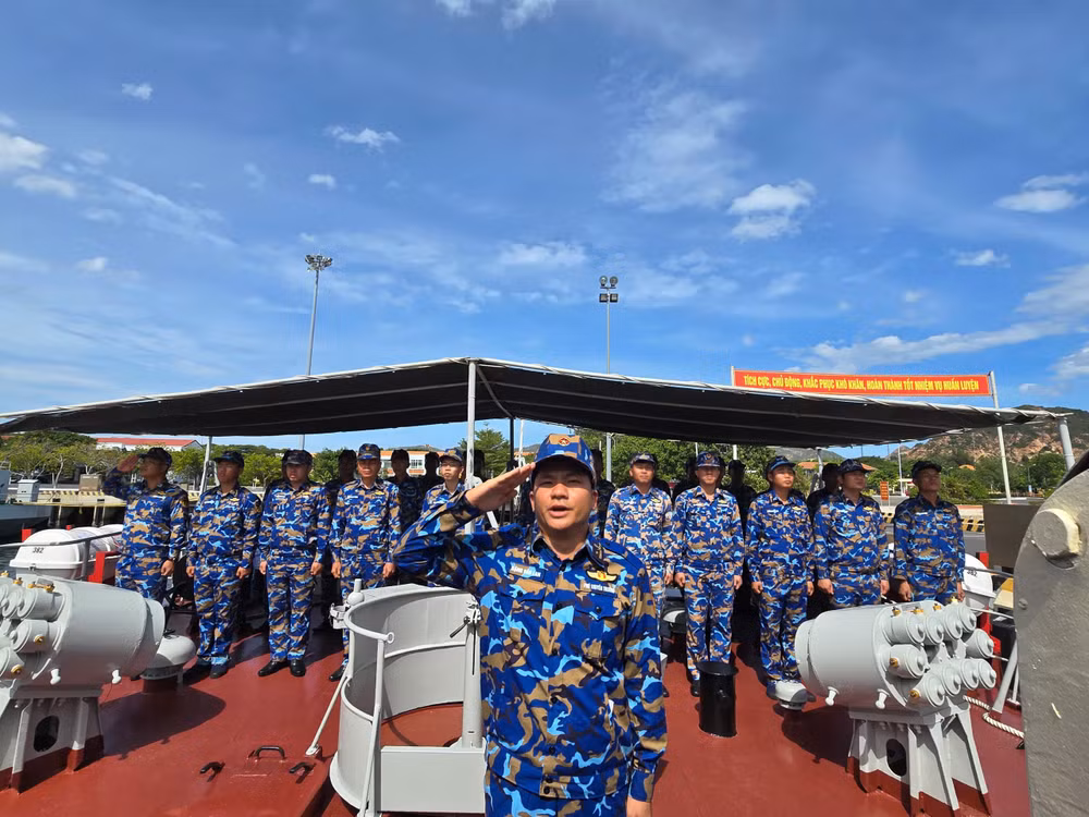 5-luyen-tap-noi-dung-chao-co-hat-quoc-ca-tren-bien.jpg