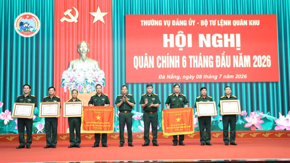 Trung tướng Lê Ngọc Hải, Ủy viên Trung ương Đảng, Ủy viên Quân ủy Trung ương, Phó Bí thư Đảng ủy, Tư lệnh Quân khu 5 và Thiếu tướng Lương Đình Chung, Bí thư Đảng ủy, Chính ủy Quân khu 5 trao thưởng cho các tập thể cá nhân.