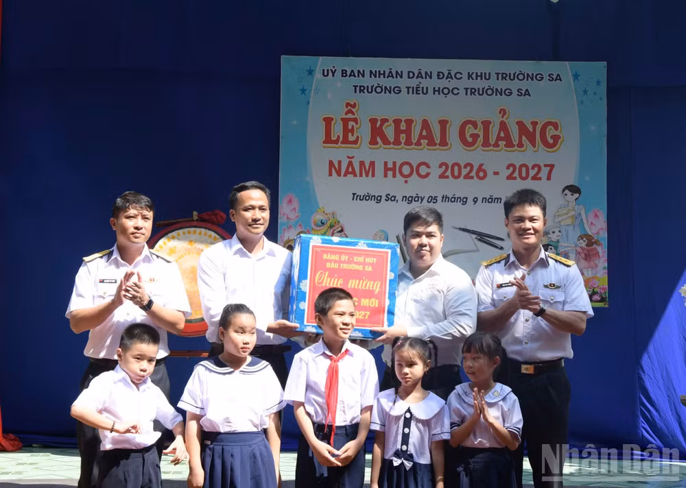 ndo_br_chi-huy-dao-truong-sa-tang-qua-mung-giao-vien-hoc-sinh-nha-truong-nhan-dip-nam-hoc-moi-edit-169156488269497.jpg