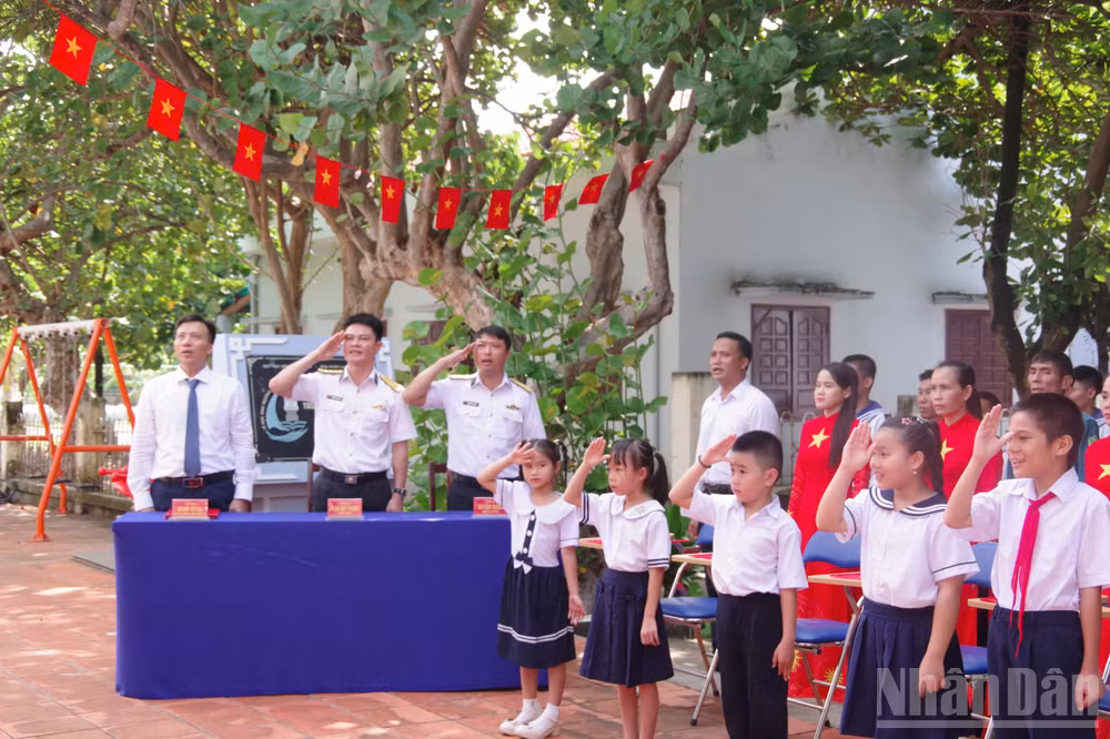 ndo_br_le-chao-co-trang-nghiem-trong-buoi-le-khai-giang-tai-truong-tieu-hoc-truong-sa.jpg