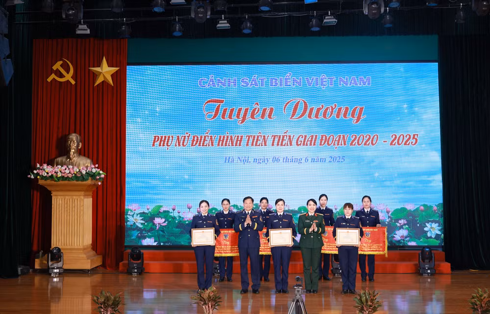 tang-bang-khen-cac-tap-the-dien-hinh-tien-tien.jpg