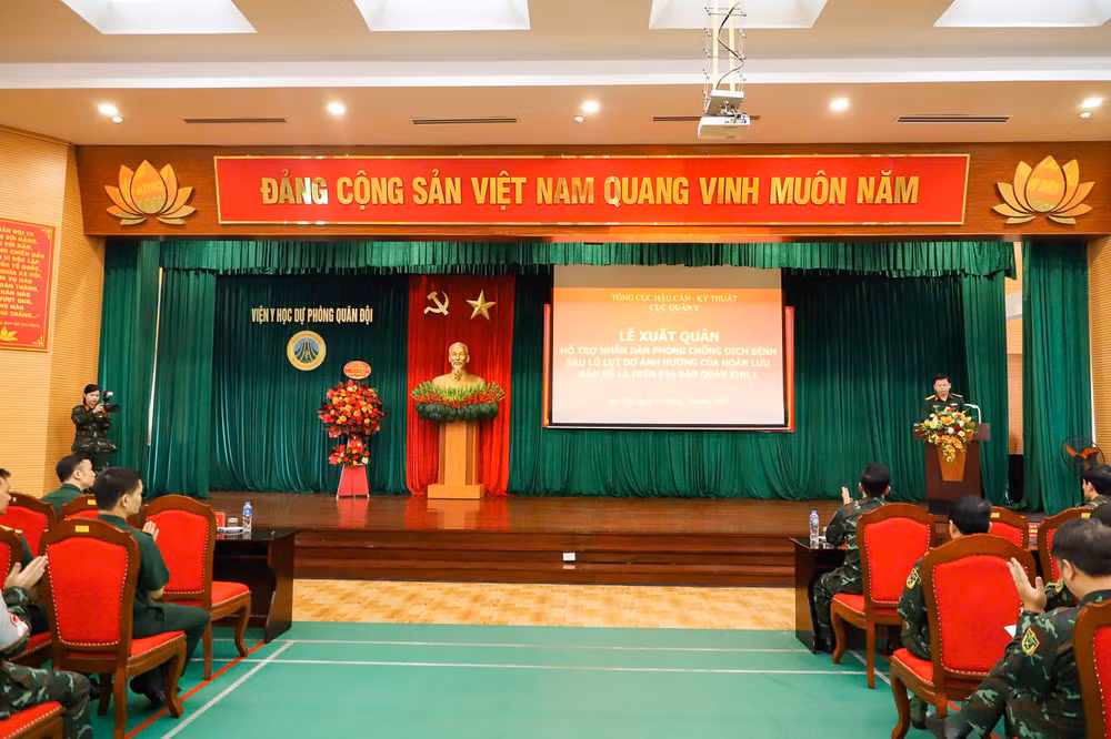 xuat-quan-ho-tro-nguoi-dan-sau-lu-5.jpg