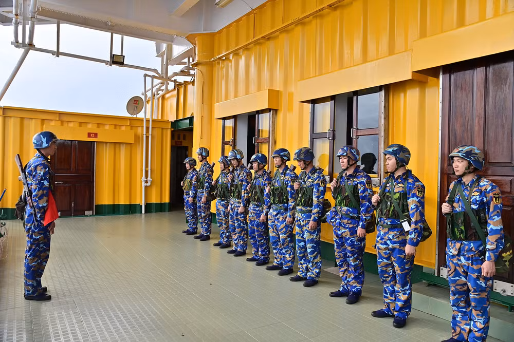 1-quan-triet-pho-bien-cong-tac-huan-luyen-tren-nha-gian-dk18.jpg