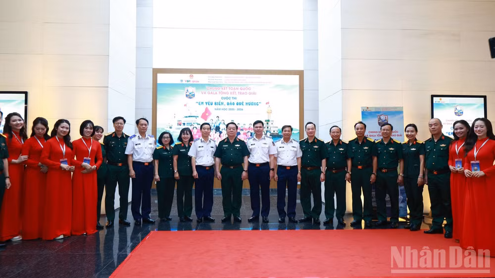 Đại tướng Nguyễn Trọng Nghĩa, Ủy viên Bộ Chính trị, Bí thư Trung ương Đảng, Ủy viên Thường vụ Quân ủy Trung ương, Chủ nhiệm Tổng cục Chính trị Quân đội nhân dân Việt Nam cùng các đại biểu tại cuộc thi.