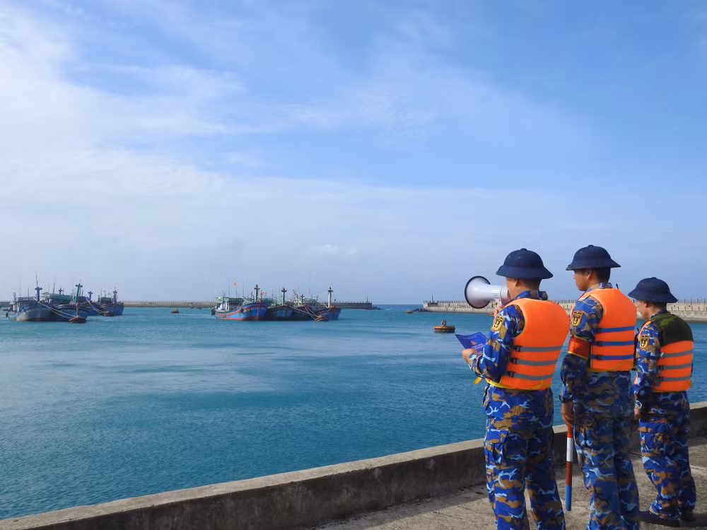 6tuyen-truyen-cho-ngu-dan-phong-tranh-con-bao-so-15.jpg