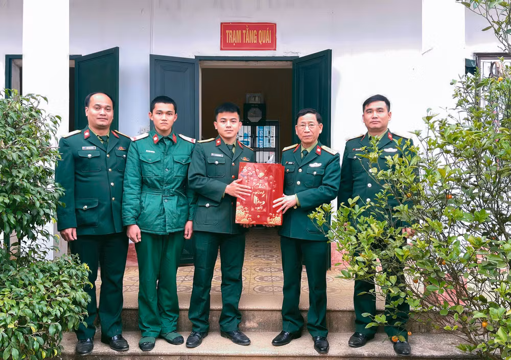 dai-ta-le-xuan-quang-lu-doan-truong-lu-doan-604-tang-qua-tet-can-bo-chien-si-tram-thong-tin-tang-q.jpg