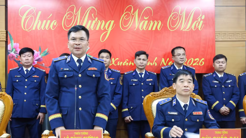 Thiếu tướng Lê Đình Cường, Tư lệnh Cảnh sát biển Việt Nam gửi lời chúc mừng năm mới tới các tàu thực hiện nhiệm vụ trực Tết trên biển.