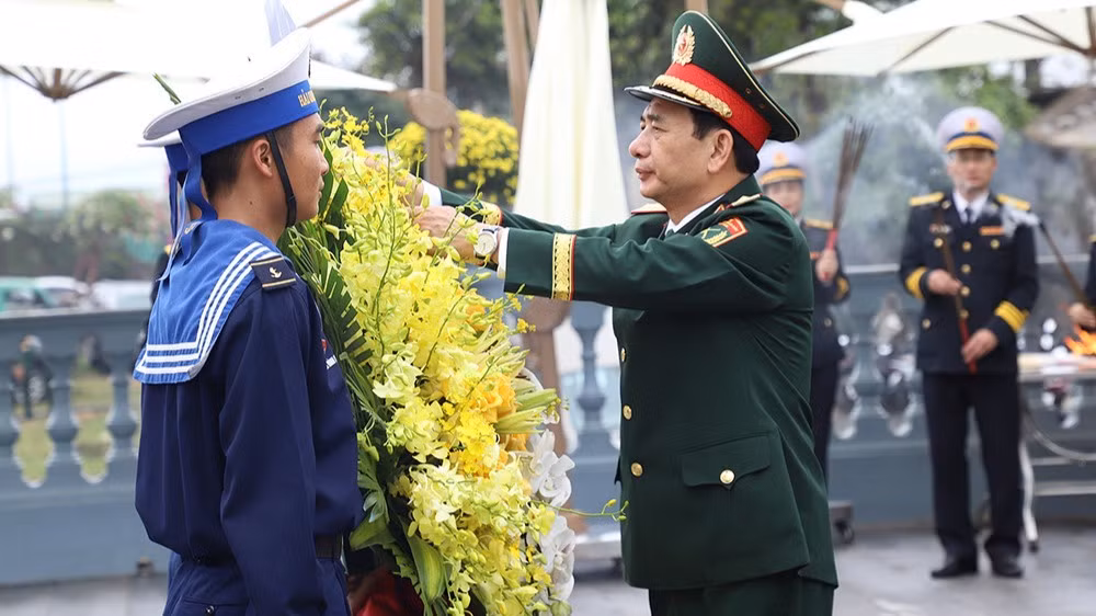 Đại tướng Phan Văn Giang dâng hoa tưởng niệm Đại tướng Võ Nguyên Giáp.