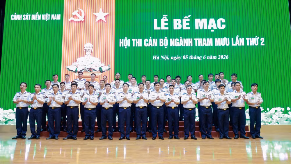 Các đại biểu cùng thí sinh tại lễ bế mạc.