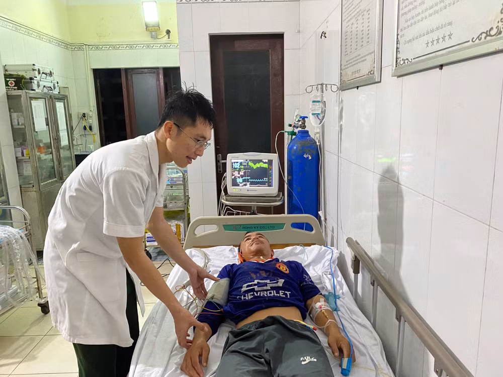 bac-si-dao-truong-sa-tham-kham-benh-nhan.jpg