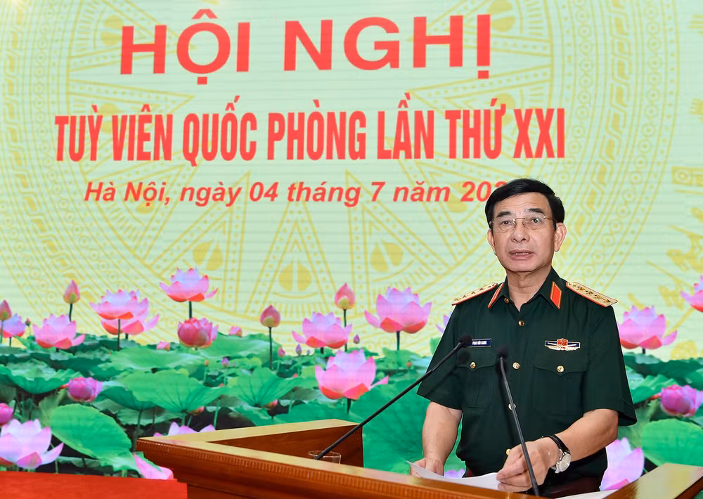 Đại tướng Phan Văn Giang, Ủy viên Bộ Chính trị, Phó Bí thư Quân ủy Trung ương, Phó Thủ tướng Chính phủ, Bộ trưởng Quốc phòng phát biểu tại hội nghị.