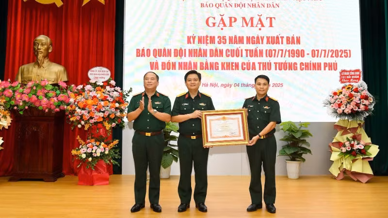 Thừa ủy quyền của Thủ tướng Chính phủ, Thiếu tướng Đoàn Xuân Bộ trao Bằng khen của Thủ tướng Chính phủ tặng Phòng biên tập Báo Quân đội nhân dân Cuối tuần vì đã có thành tích xuất sắc, đóng góp vào sự nghiệp củng cố quốc phòng, an ninh và bảo vệ Tổ quốc.