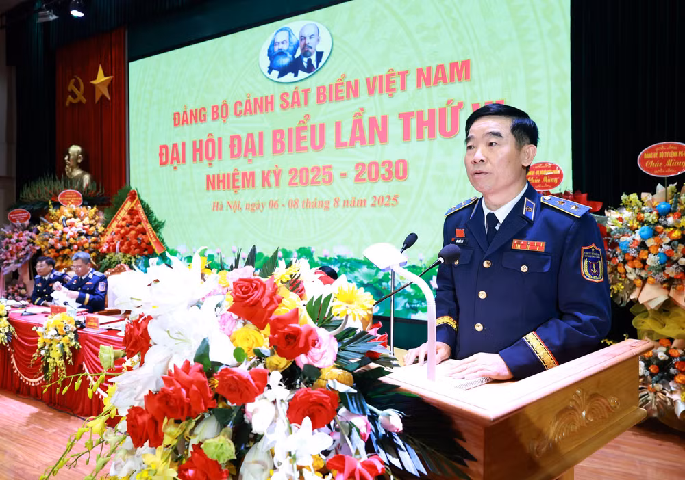 trung-tuong-bui-quoc-oai-bi-thu-dang-uy-chinh-uy-canh-sat-bien-viet-nam-phat-bieu-be-mac-dai-hoi.jpg