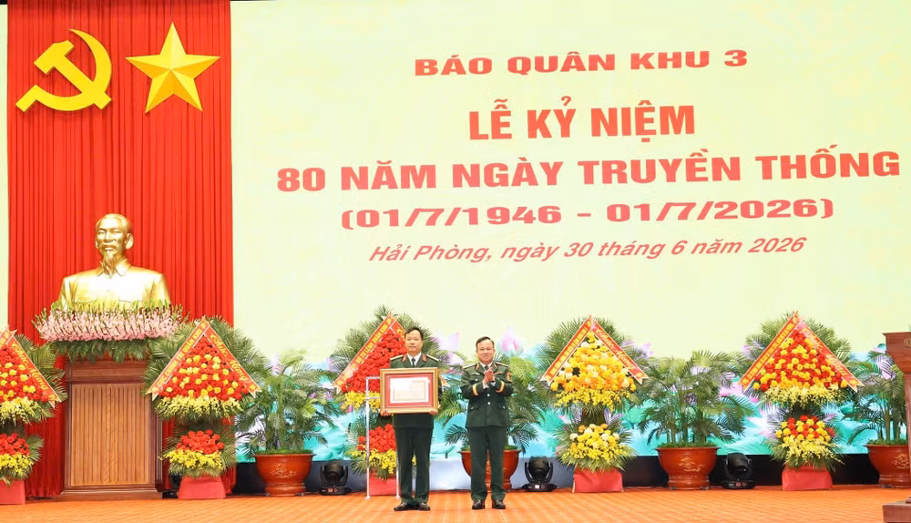 Thừa ủy quyền của Quân ủy Trung ương, Bộ Quốc phòng, Thiếu tướng Khúc Thành Dư, Ủy viên Thường vụ Đảng ủy, Phó Chính ủy Quân khu 3 đã trao bằng khen của Bộ Quốc phòng tặng Báo Quân khu 3.