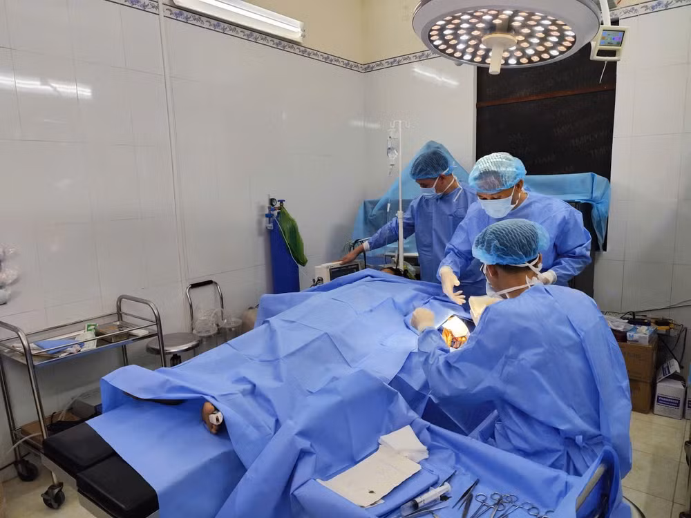 Y, bác sĩ đảo Nam Yết xử lý vết thương cho người bệnh.