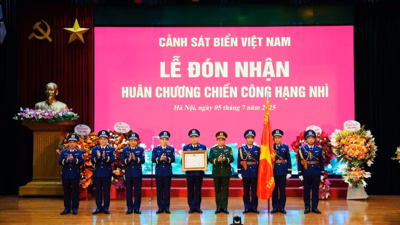 Cảnh sát biển Việt Nam đón nhận Huân chương Chiến công hạng Nhì.