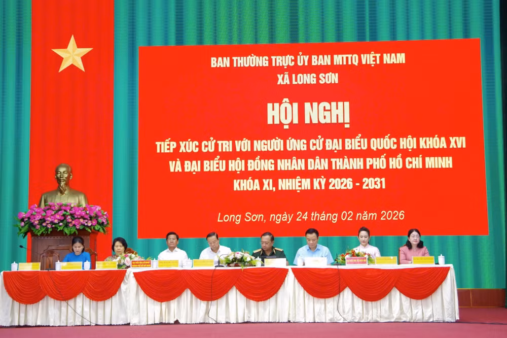 hinh-3-cac-ung-cu-vien-tiep-xuc-voi-cu-tri.jpg