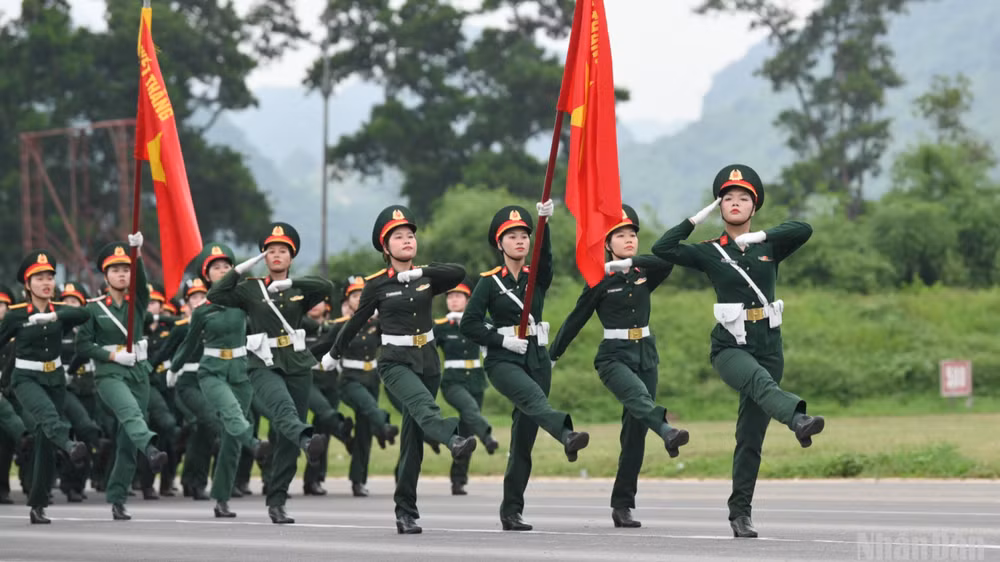 Khối Nữ Quân y tham gia hợp luyện.