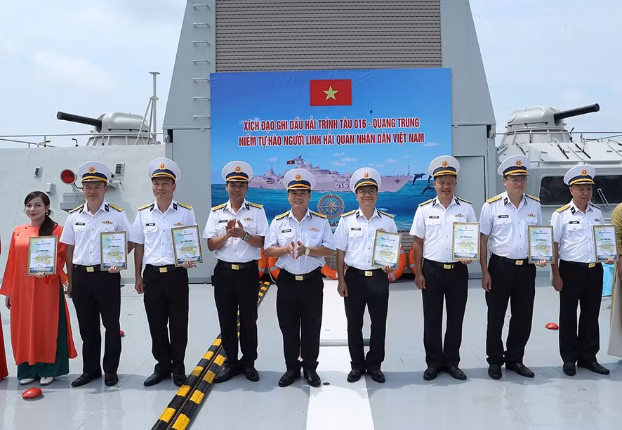 6-trao-chung-nhan-qua-duong-xich-dao-cho-thanh-vien-doan-cong-tac.jpg