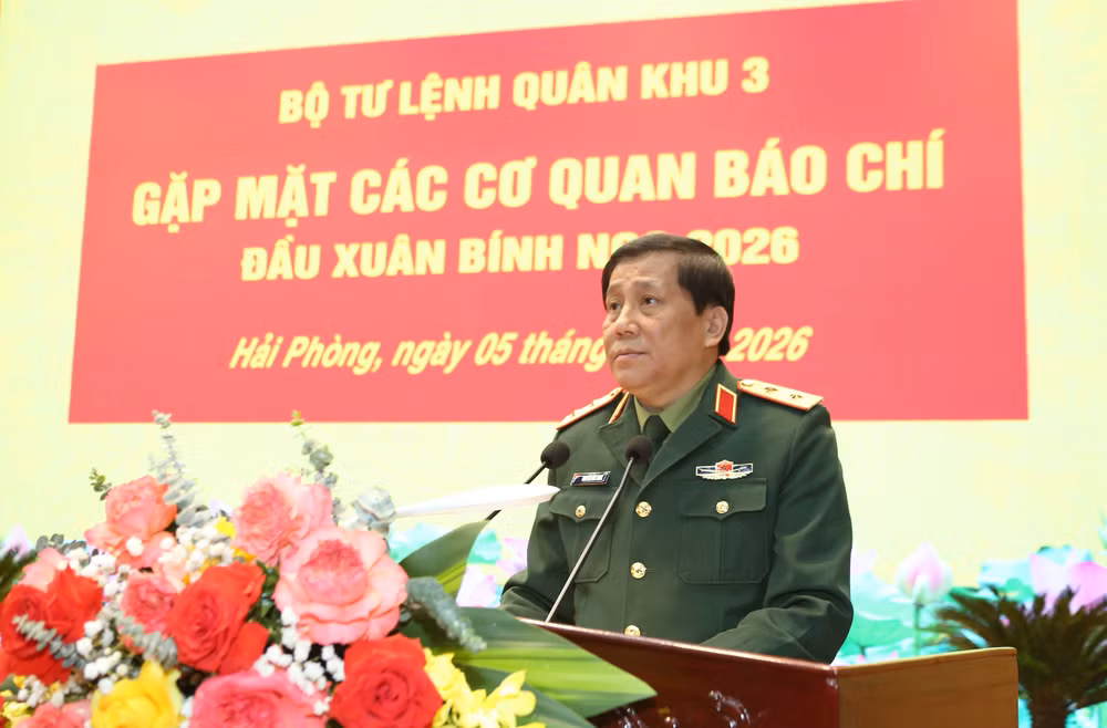 1-trung-tuong-nguyen-duc-hung-uy-vien-trung-uong-dang-bi-thu-dang-uy-chinh-uy-quan-khu-phat-bieu-tai-buoi-gap-mat.jpg