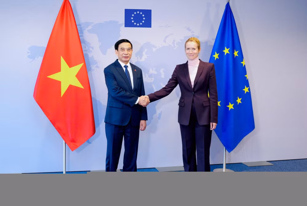 Đại tướng Phan Văn Giang, Ủy viên Bộ Chính trị, Phó Thủ tướng Chính phủ, Bộ trưởng Quốc phòng và Bà Kaja Kallas, Đại diện cấp cao về Chính sách đối ngoại và an ninh, Phó Chủ tịch Ủy ban Châu Âu. (Ảnh: BỘ QUỐC PHÒNG)