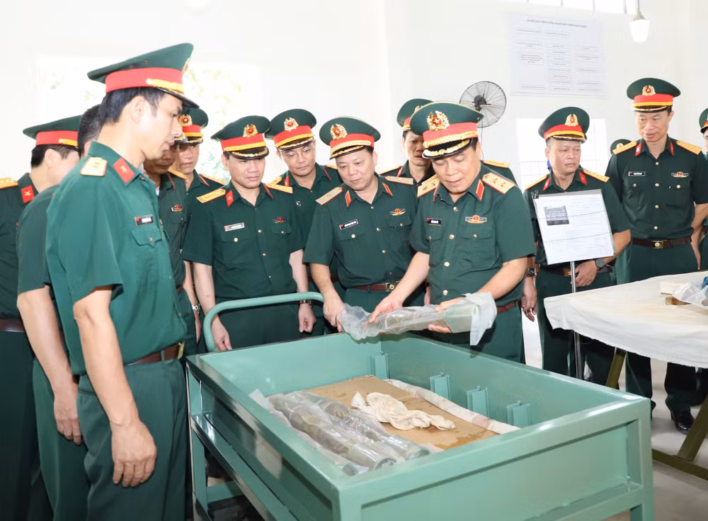 Trung tướng Trần Minh Đức kiểm tra công tác bao gói, bảo quản đạn dược tại Kho KV1, Cục Quân khí, Tổng cục Hậu cần-Kỹ thuật.