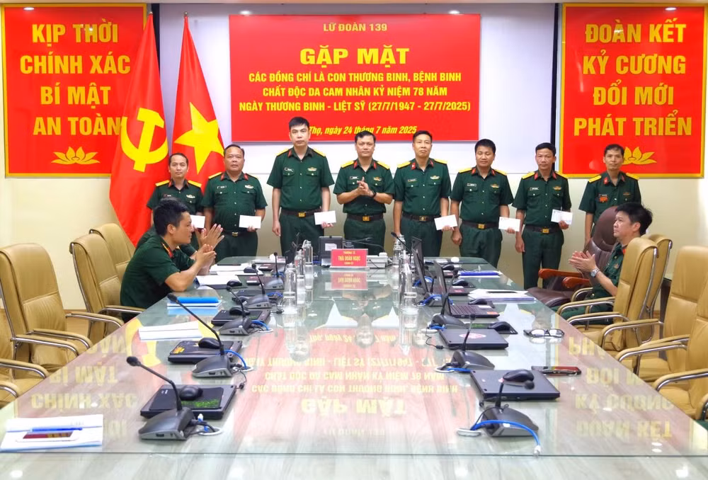 6-lu-doan-139-tang-qua-dong-vien-cac-dong-chi-con-thuong-binh-benh-binh-nhiem-chat-doc-hoa-hoc.jpg