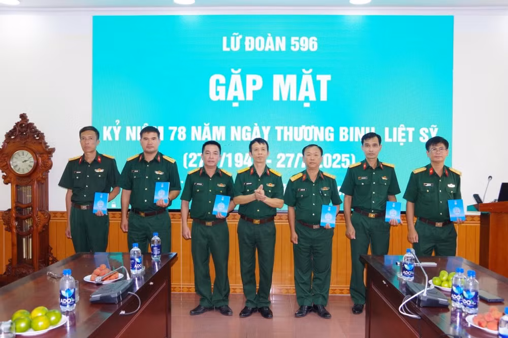 7-lu-doan-596-tang-qua-dong-vien-cac-dong-chi-con-thuong-binh-benh-binh-nan-nhan-nhiem-chat-doc-da-cam.jpg