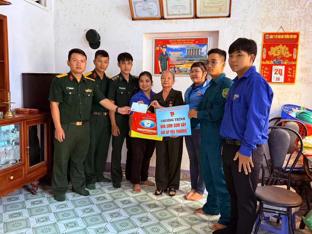 3-tuoi-tre-lu-doan-132-tich-cuc-tham-gia-chuong-trinh-bua-com-xum-vay-am-ap-yeu-thuong.jpg