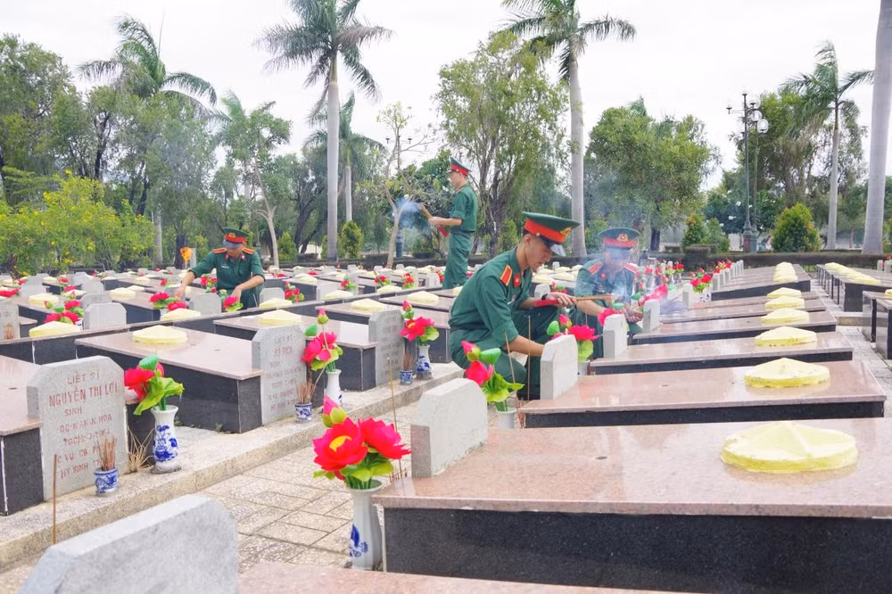 2-hoc-vien-truong-si-quan-thong-tin-dang-huong-tuong-niem-tai-nghia-trang-liet-si-ninh-hoa.jpg