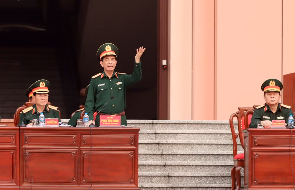Đại tướng Phan Văn Giang, Đại tướng Nguyễn Trọng Nghĩa, Đại tướng Nguyễn Tân Cương tại buổi thông qua.