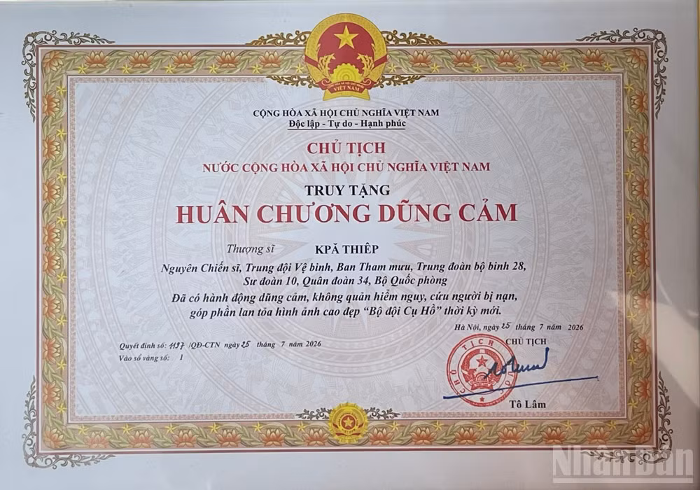 Truy tặng Huân chương Dũng cảm cho Thượng sĩ Kpă Thiêp.