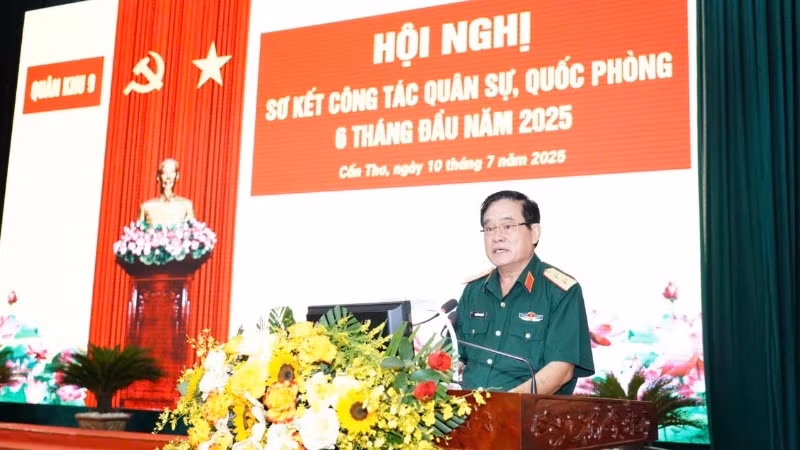 Trung tướng Nguyễn Xuân Dắt, Tư lệnh Quân khu 9 phát biểu tại hội nghị. 
