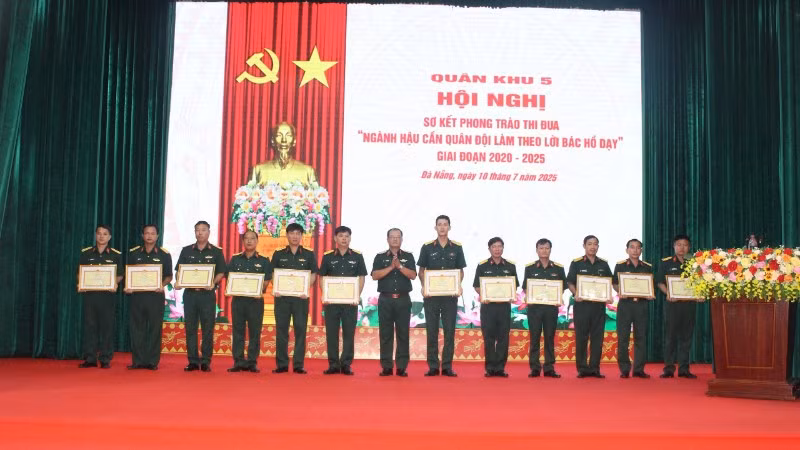 Các tập thể, cá nhân đạt thành tích xuất sắc trong phong trào thi đua “Ngành hậu cần Quân đội làm theo lời Bác Hồ dạy” giai đoạn 2020-2025. 