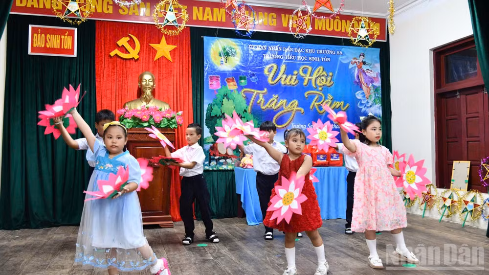 Các em thiếu nhi ở đảo Sinh Tồn biểu diễn tiết mục văn nghệ. (Ảnh: THÀNH VŨ)
