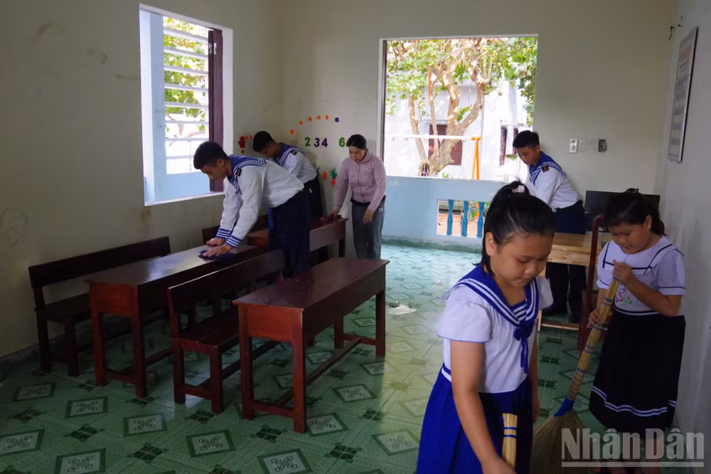 ndo_br_can-bo-chien-si-phuc-huynh-va-hoc-sinh-ve-sinh-lop-hoc-truoc-ngay-khai-giang.jpg